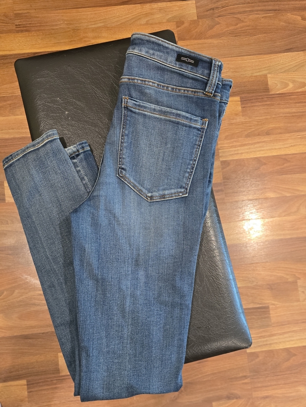 NWT Liverpool Los Angeles Abby Skinny Jeans - Medium Blue Wash
